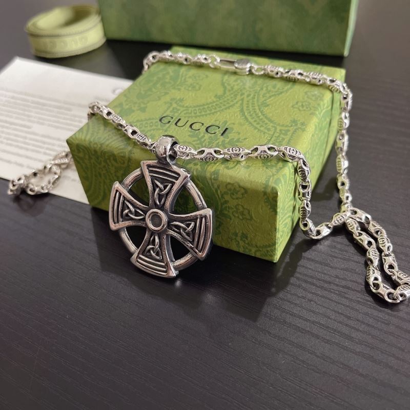 G*u*i necklaces